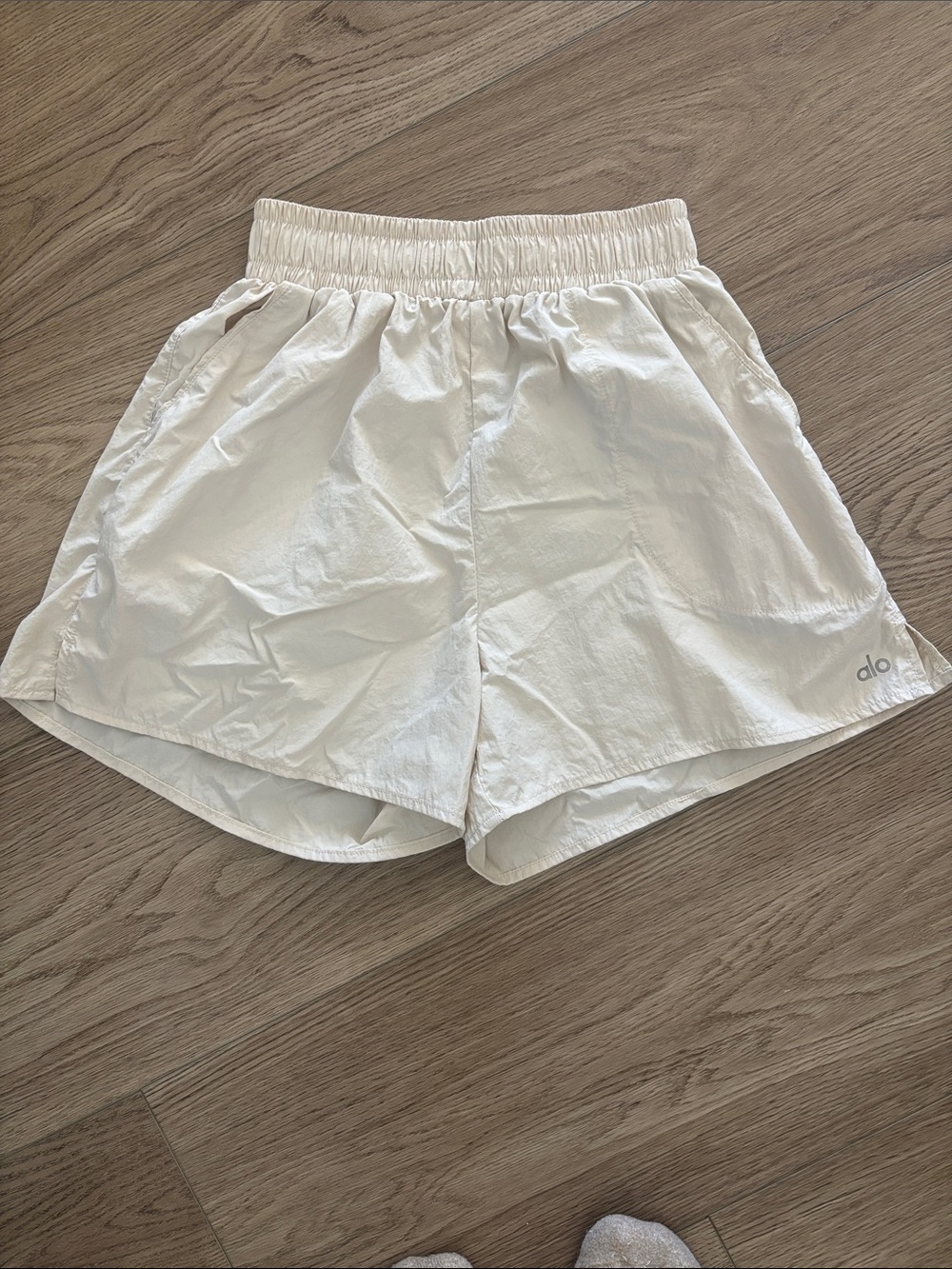 ALO Yoga Women's Cream Elastic Alunmi Shorts Small
